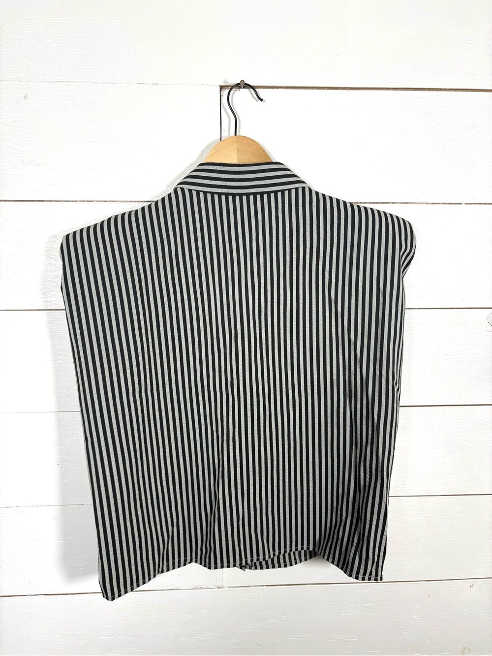 ASTR The Label Striped Sleeveless Shoulder Pad Blouse Black White Medium - Picture 8 of 8